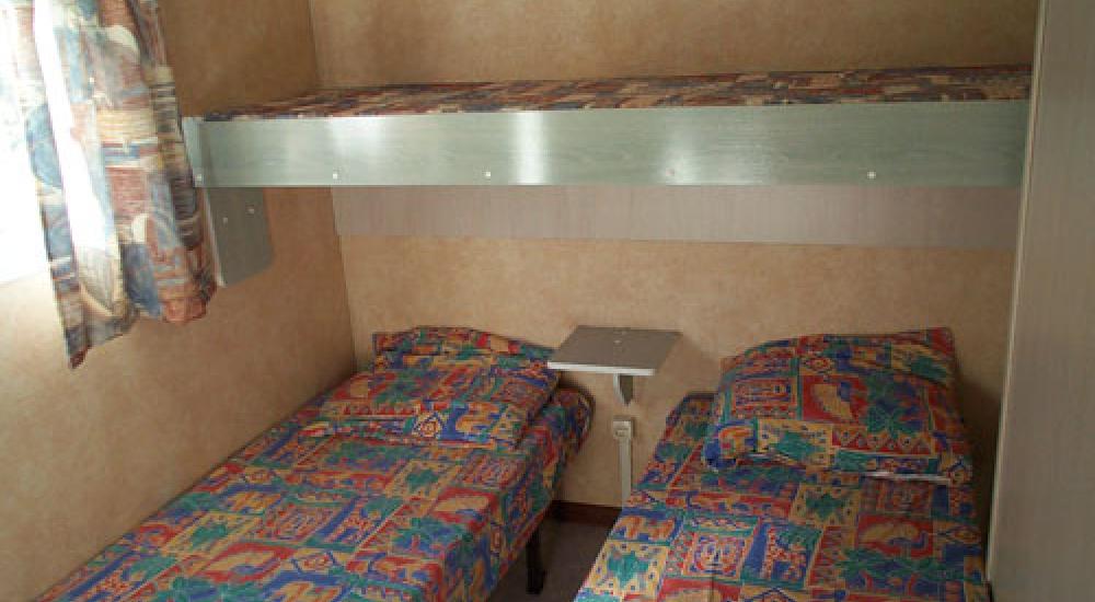 Room with 2 single beds