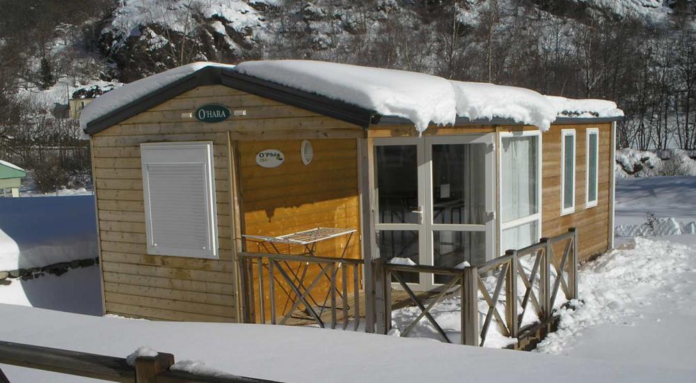 Chalet de madera con terraza.