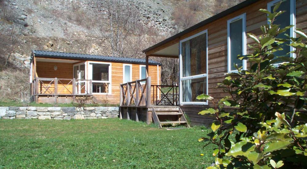 Chalet de madera con terraza.