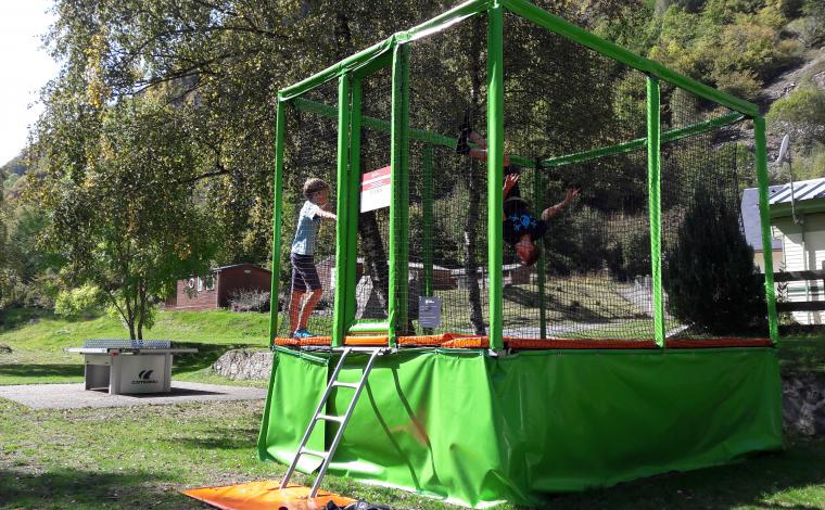 Aire de jeux trampoline camping Le Pain de Sucre Gavarnie