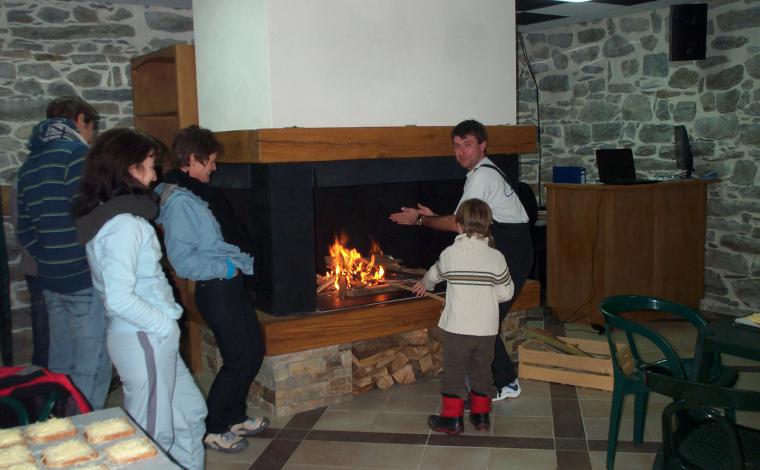 Convivialité devant la cheminée camping Le Pain de Sucre Gavarnie