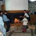 Convivialité devant la cheminée camping Le Pain de Sucre Gavarnie